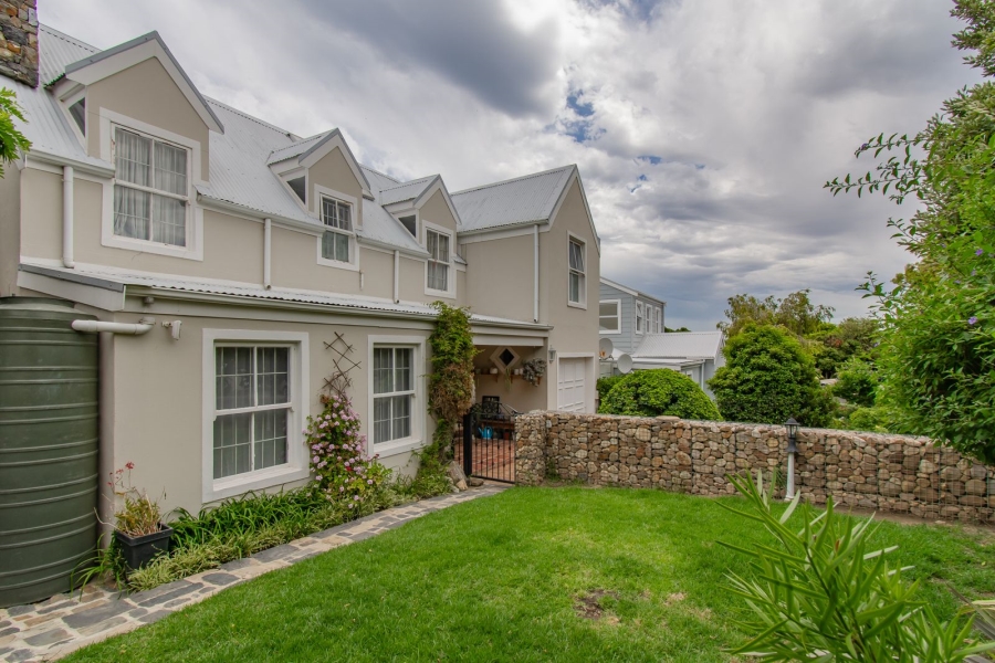 To Let 4 Bedroom Property for Rent in Somerset West Western Cape